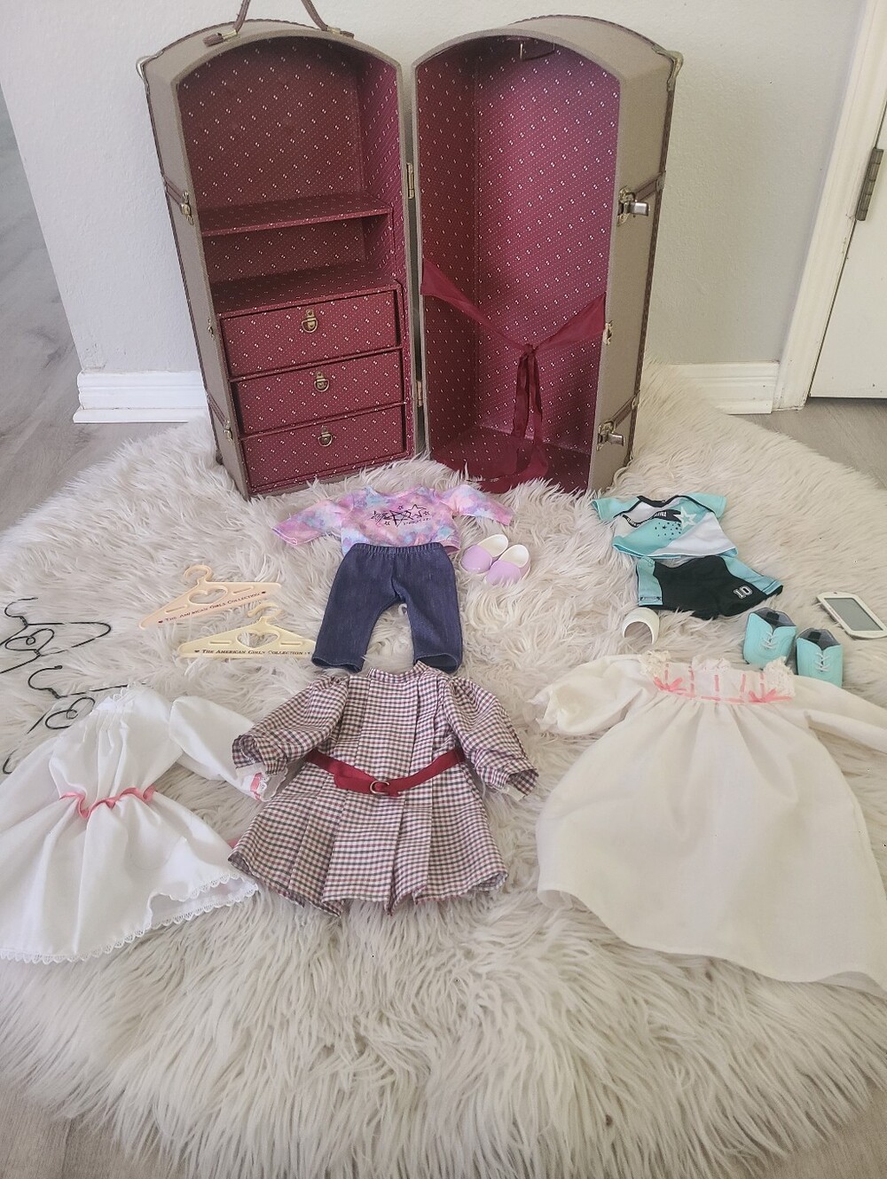 American Girl Samantha's Steamer Trunk With Accessories- Great Vintage Condition